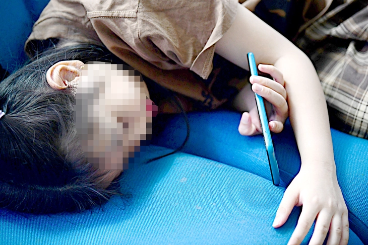 Không để con 'một mình' trước cạm bẫy trên mạng - Ảnh 1. cạm bẫy - Ảnh 1.