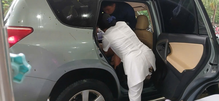 Sản phụ vỡ ối giữa dòng nước lũ ở Huế - Ảnh 3.