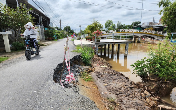 Cồn Mỹ Hòa Hưng sạt lở nghiêm trọng, làm 9 nhà dân, thiệt hại hơn 1 tỉ đồng - Ảnh 4.