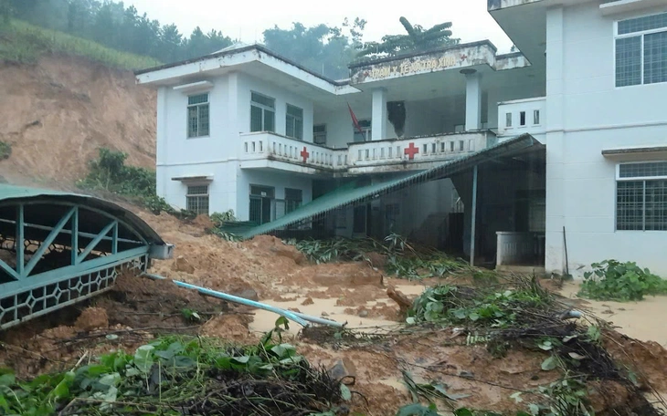 Cứu người đàn ông giữ bò mắc kẹt giữa dòng lũ dữ trên sông Trà Khúc - Ảnh 7.