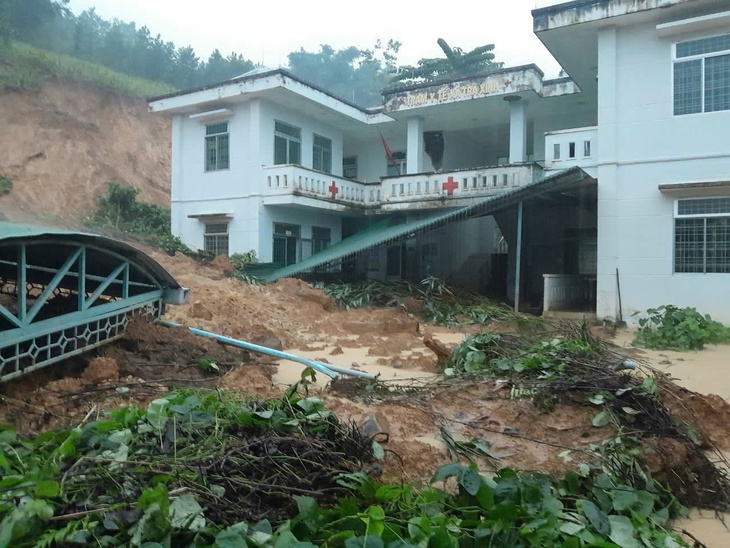 Sạt lở, núi đổ xuống trạm y tế, nhân viên trực ca đêm thoát chết trong gang tấc - Ảnh 1.