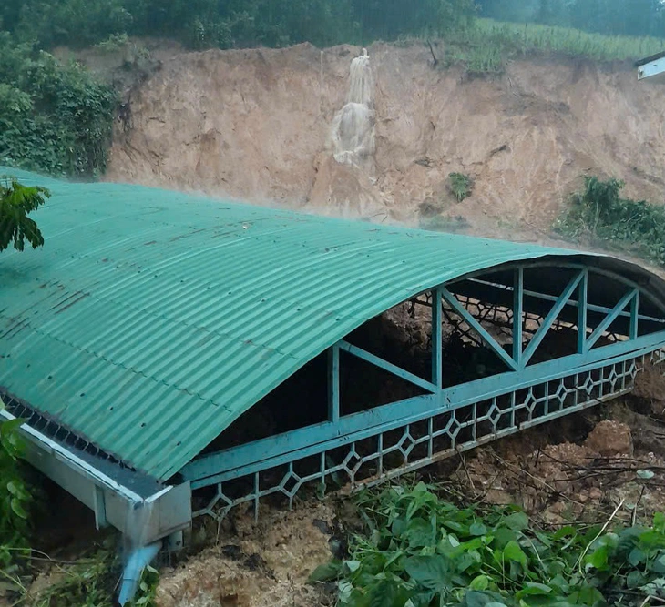Sạt lở, núi đổ xuống trạm y tế, nhân viên trực ca đêm thoát chết trong gang tấc - Ảnh 2.
