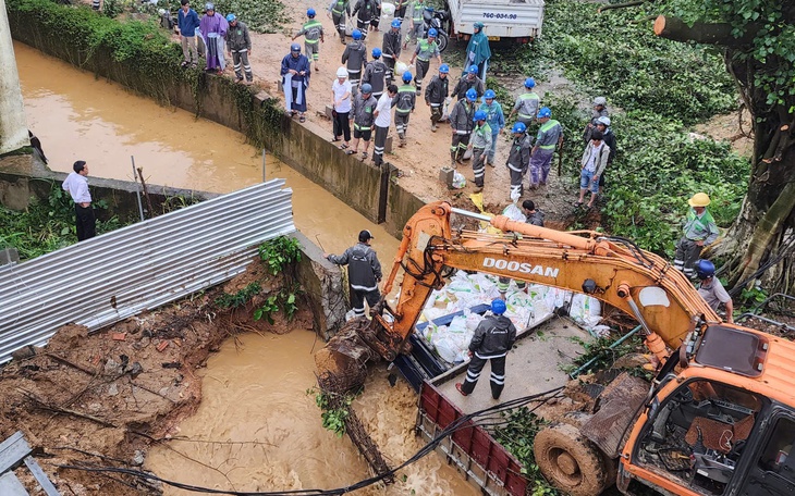 Lũ sông Trà Bồng lên cao 'kéo' 4 tàu cá trôi ra cửa biển Sa Cần - Ảnh 3.