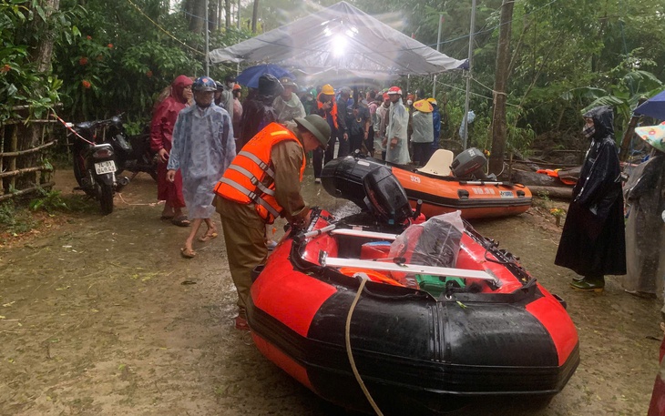 Xót xa 2 người bị nước cuốn trên quốc lộ 1 mà không thể cứu - Ảnh 2.