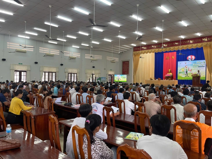 'Bác sĩ nông học' về với miền Tây mùa nước nổi - Ảnh 1.