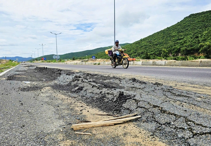 Đường 260 tỉ ở Khu kinh tế Vân Phong mới bàn giao đã hư hỏng- Ảnh 4. Đường 260 tỉ ở Khu kinh tế Vân Phong mới bàn giao đã hư hỏng- Ảnh 4.