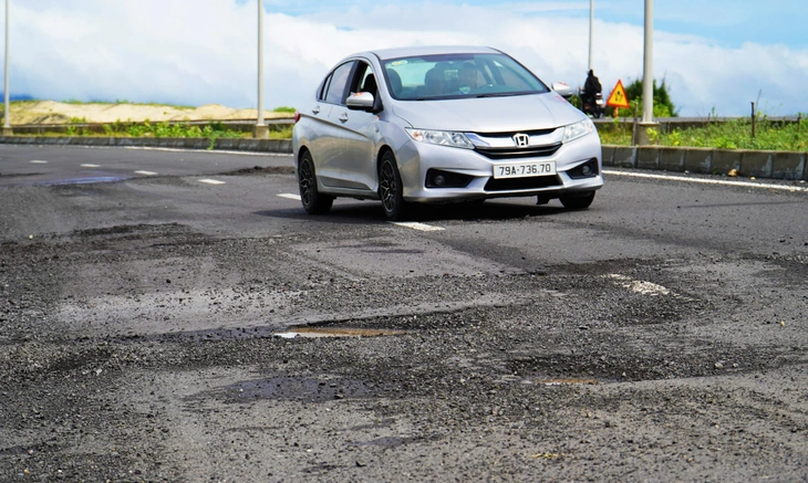 Đường 260 tỉ ở Khu kinh tế Vân Phong mới bàn giao đã hư hỏng- Ảnh 1. Đường 260 tỉ ở Khu kinh tế Vân Phong mới bàn giao đã hư hỏng- Ảnh 1.