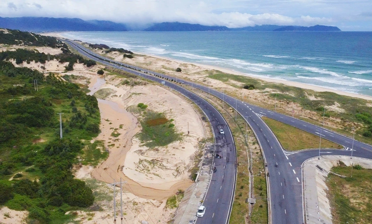 Đường 260 tỉ ở Khu kinh tế Vân Phong mới bàn giao đã hư hỏng- Ảnh 2. Đường 260 tỉ ở Khu kinh tế Vân Phong mới bàn giao đã hư hỏng- Ảnh 2.