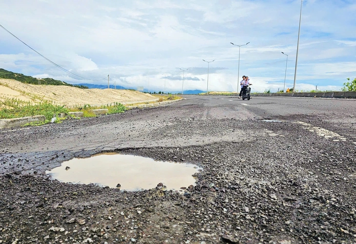 Đường 260 tỉ ở Khu kinh tế Vân Phong mới bàn giao đã hư hỏng- Ảnh 3. Đường 260 tỉ ở Khu kinh tế Vân Phong mới bàn giao đã hư hỏng- Ảnh 3.