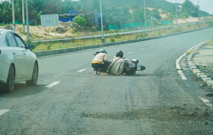 Đường 260 tỉ ở Khu kinh tế Vân Phong mới bàn giao đã hư hỏng- Ảnh 5. Đường 260 tỉ ở Khu kinh tế Vân Phong mới bàn giao đã hư hỏng- Ảnh 5.