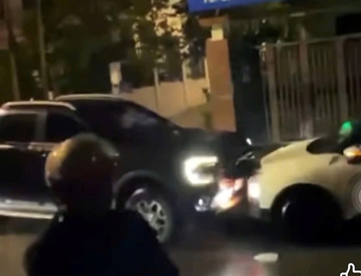 Xe bán tải đi ngược chiều rồi tông ô tô điện đi đúng đường - Ảnh 1.