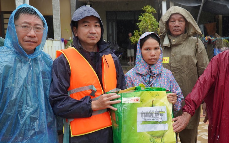 ‘Nghe có quà báo Tuổi Trẻ đến, tôi lội nước lũ ngập ngang cổ để ra nhận’ - Ảnh 5.