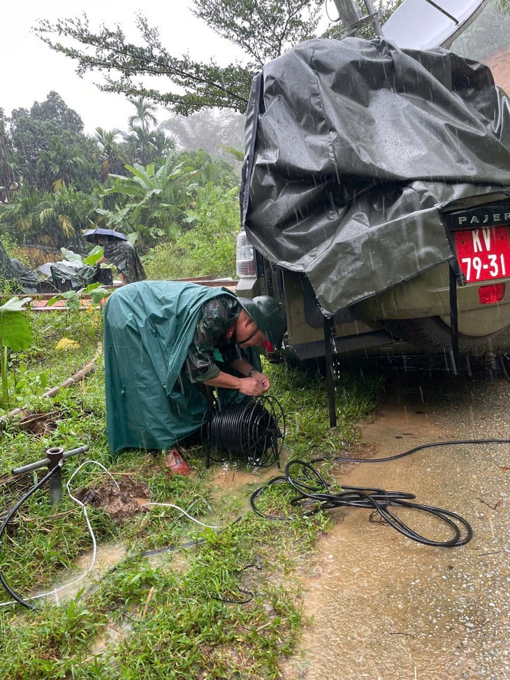 Bộ đội thông tin dầm mưa nối liên lạc từ vùng sạt lở Trà Leng - Ảnh 5.