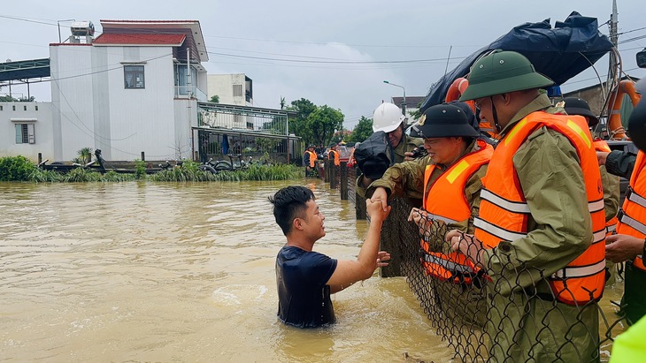 Phó thủ tướng Trần Hồng Hà thăm người dân vùng ngập lụt Đà Nẵng - Ảnh 1.