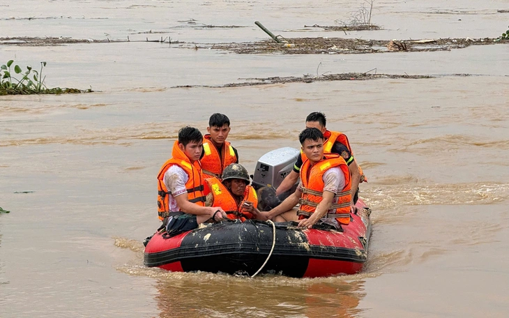 Trưởng công an xã ở Quảng Ngãi bị thương nặng, gỗ đâm xuyên bàn chân khi giúp dân chống lũ - Ảnh 2.