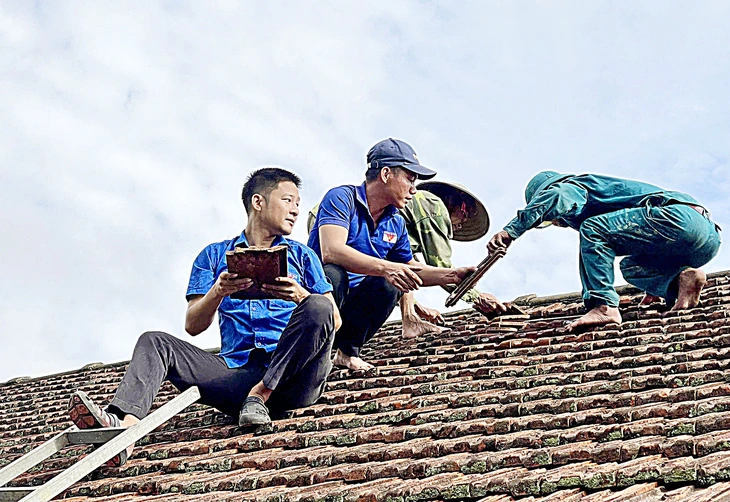 Bà con vùng lũ giúp nhau vượt khó - Ảnh 1.