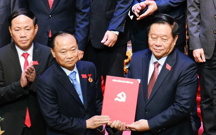 Bí thư Gia Lai bất ngờ đến nhà dân hỏi thăm sau hôm xắn tay cứu người trong tâm lũ - Ảnh 3.