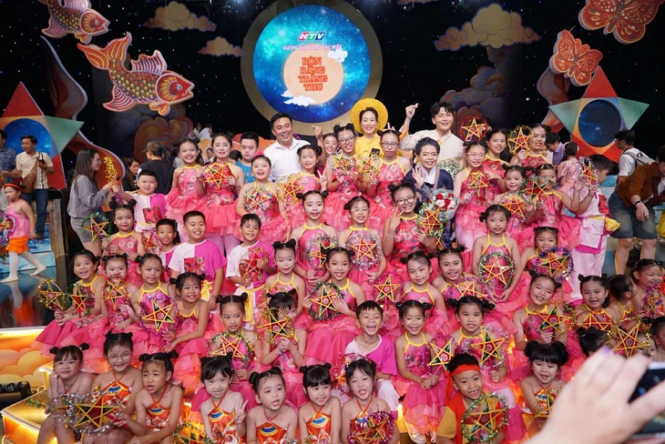 Nhạc sĩ Nguyễn Văn Chung vui Trung thu cùng VTV, Rộn ràng trăng thu trên HTV9 - Ảnh 3.