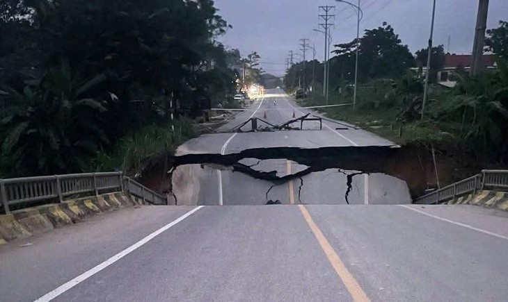 Nước lũ làm sập cầu ở Tuyên Quang - Ảnh 3.