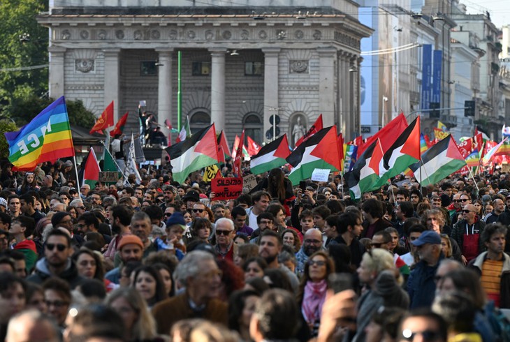 42 tàu cứu trợ Gaza bị Israel chặn hoàn toàn, ông Netanyahu khen ngợi, cộng đồng quốc tế phẫn nộ - Ảnh 1.