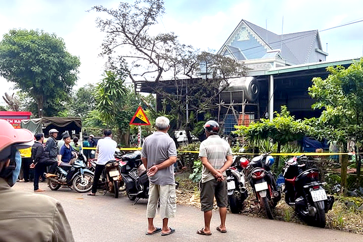 Án mạng nghiêm trọng ở Đồng Nai: 2 vợ chồng và cháu trai chết trong nhà với nhiều vết thương - Ảnh 1.