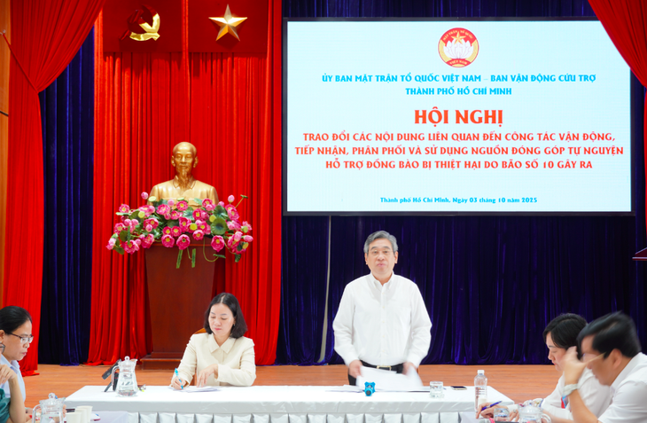 Từ khai giảng không hoa, ngành giáo dục TP.HCM góp hơn 17 tỉ đồng ủng hộ đồng bào vùng lũ - Ảnh 1.