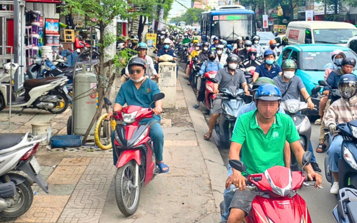 4 ngày, Cảnh sát giao thông TP.HCM gửi 'phạt nguội' 400 xe máy leo vỉa hè - Ảnh 2.