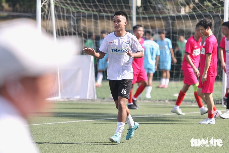 Tự nhận yếu nhất nhưng đội bóng Điện Biên lại thắng đậm trận ra quân Giải công nhân - Ảnh 5.