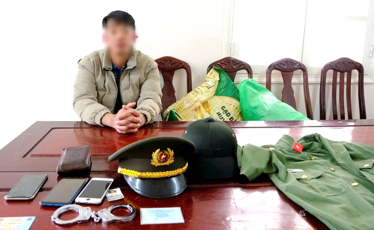 Nam thanh niên dùng trang phục công an, còng số 8 đi dạo phố... cho oai - Ảnh 1.