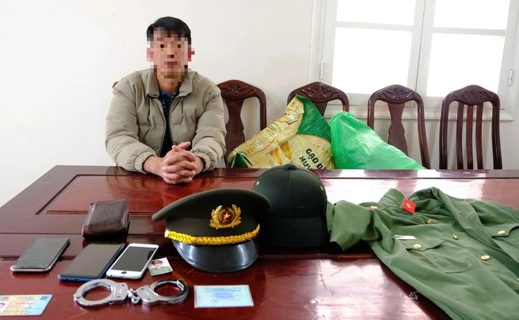 Nam thanh niên dùng trang phục công an, còng số 8 đi dạo phố... cho oai - Ảnh 1.