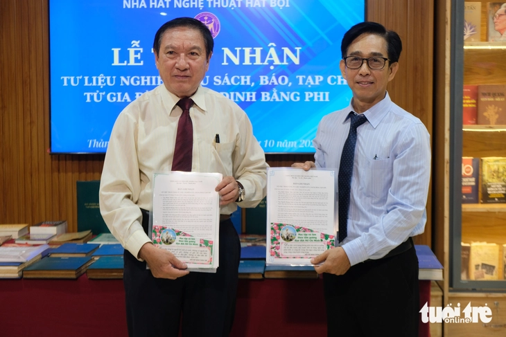 Tiếp nhận hơn 200 tư liệu hát bội quý của NSND Đinh Bằng Phi nhân Ngày giỗ tổ sân khấu - Ảnh 1.