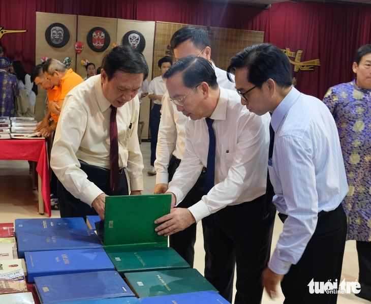 Tiếp nhận hơn 200 tư liệu hát bội quý của NSND Đinh Bằng Phi nhân Ngày giỗ tổ sân khấu - Ảnh 3.