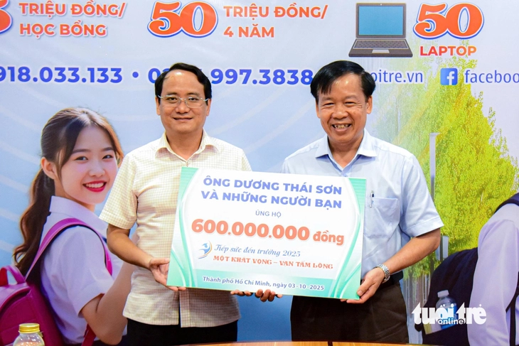 Ông Dương Thái Sơn trao 'Tiếp sức đến trường' 600 triệu đồng: Chương trình của Tuổi Trẻ quá nhân văn - Ảnh 1.