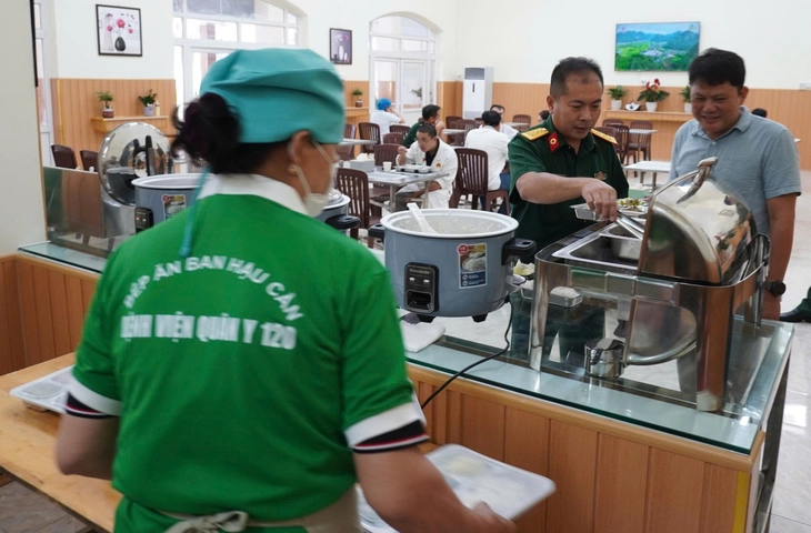 Bệnh viện Quân y 120 trồng rau khí canh, lo bữa ăn miễn phí cho cán bộ, nhân viên - Ảnh 1.