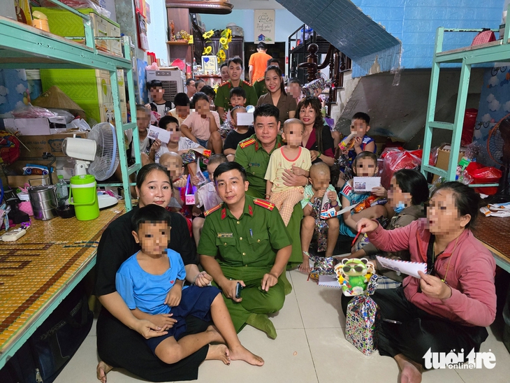Chiến sĩ công an đi từng nhà trọ, tặng quà Trung thu cho bệnh nhi ung thư - Ảnh 1.