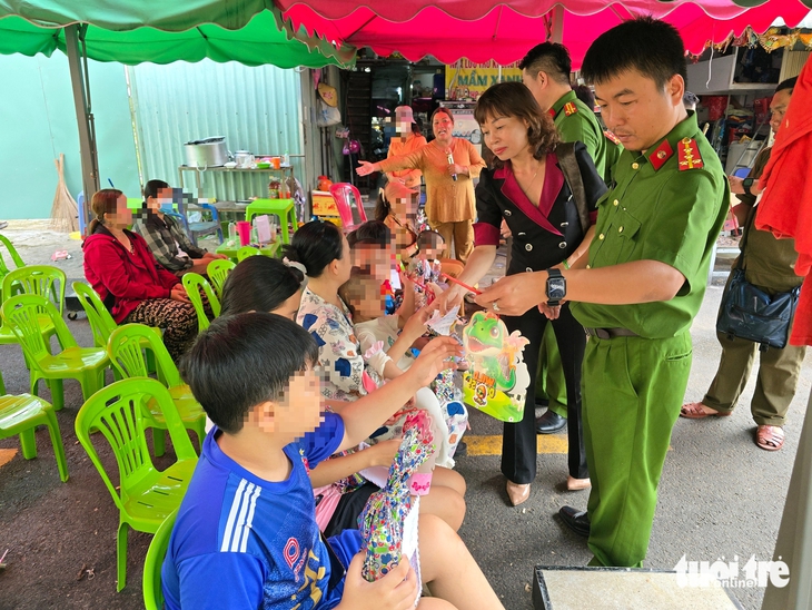 Chiến sĩ công an đi từng nhà trọ, tặng quà Trung thu cho bệnh nhi ung thư - Ảnh 4.