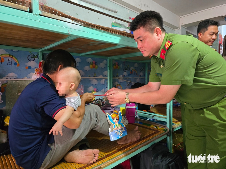 Chiến sĩ công an đi từng nhà trọ, tặng quà Trung thu cho bệnh nhi ung thư - Ảnh 5.