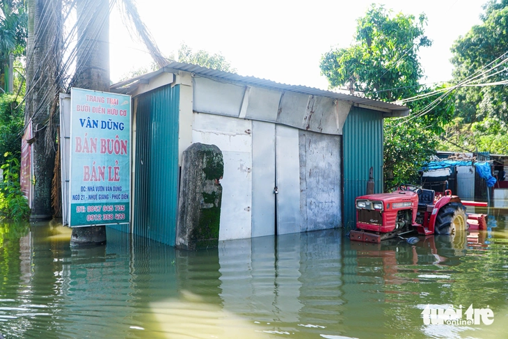 4 ngày sau mưa lớn, người dân phố Nhuệ Giang Hà Nội vẫn phải lội nước ngang bụng - Ảnh 5.