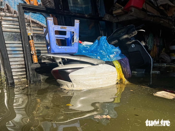 4 ngày sau mưa lớn, người dân phố Nhuệ Giang Hà Nội vẫn phải lội nước ngang bụng - Ảnh 10.