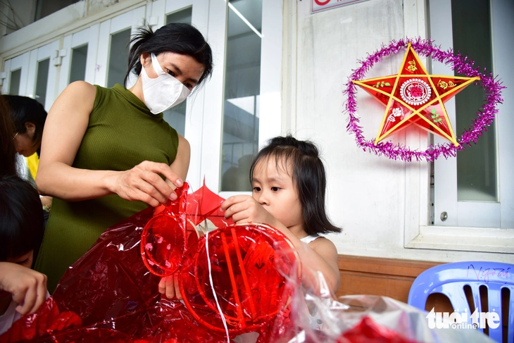 Trang trí lồng đèn, chụp photobooth trong bệnh viện mùa Trung thu yêu thương - Ảnh 1.