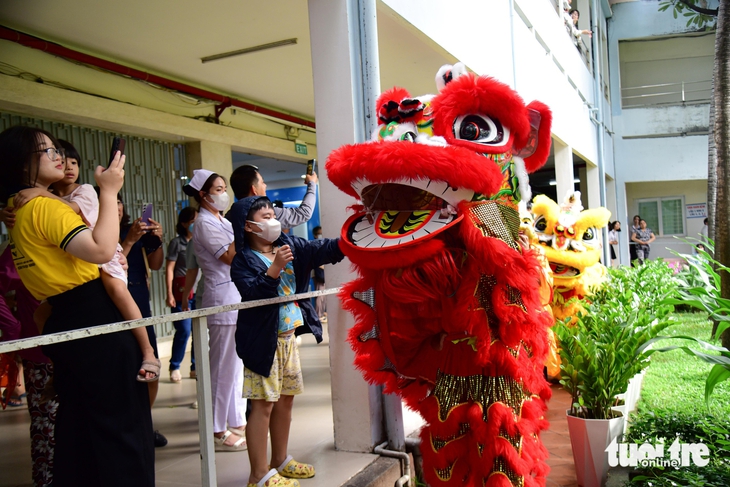 Trang trí lồng đèn, chụp photobooth trong bệnh viện mùa Trung thu yêu thương - Ảnh 7.