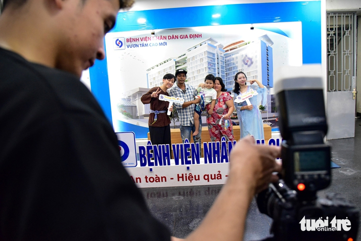 Trang trí lồng đèn, chụp photobooth trong bệnh viện mùa Trung thu yêu thương - Ảnh 3.