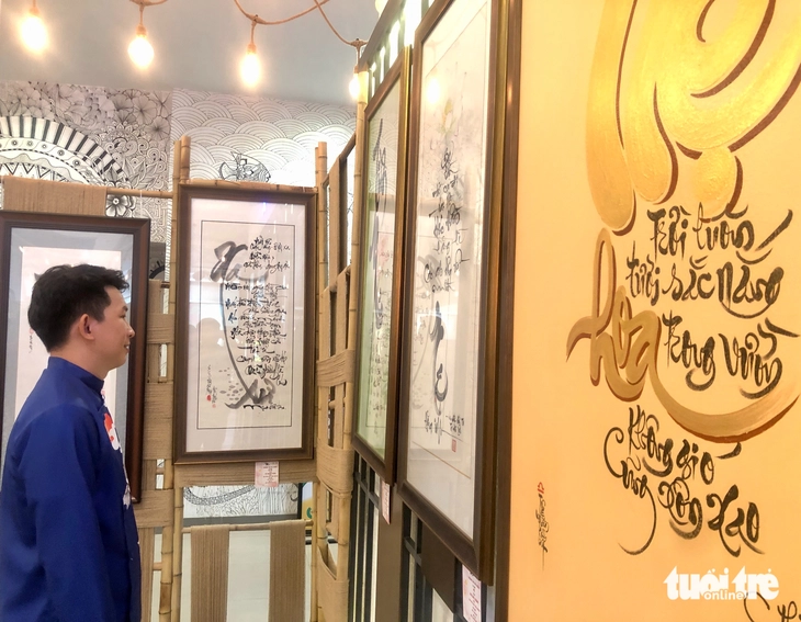 Xin chữ thư pháp miễn phí tại Nhà văn hóa Thanh niên TP.HCM - Ảnh 3.