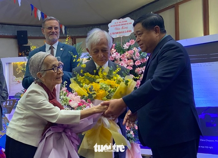 Vợ chồng GS Trần Thanh Vân, Lê Kim Ngọc nhận Bắc đẩu bội tinh: Chỉ lòng từ bi và tình yêu còn mãi - Ảnh 2.