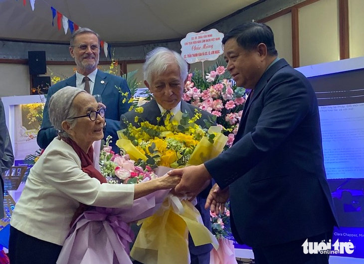 Vợ chồng GS Trần Thanh Vân, Lê Kim Ngọc nhận Bắc đẩu bội tinh: Chỉ lòng từ bi và tình yêu còn mãi - Ảnh 2. Vợ chồng GS Trần Thanh Vân, Lê Kim Ngọc nhận Bắc đẩu bội tinh: Chỉ lòng từ bi và tình yêu còn mãi - Ảnh 4.