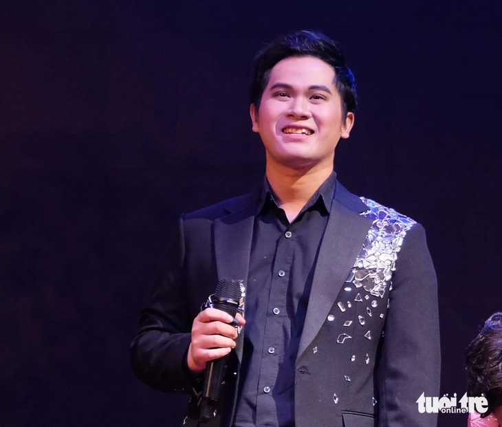 Con trai nghệ sĩ Chiêu Hùng đang chạy Grab, Bình Tinh tặng cát sê, nhận về đoàn Huỳnh Long - Ảnh 3.