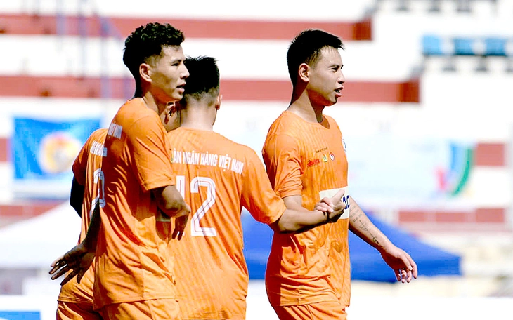 Khán giả Giải bóng đá công nhân, viên chức Việt Nam cổ vũ chuyên nghiệp như V-League - Ảnh 4.