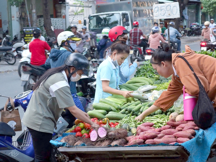 Bà nội trợ co kéo chi tiêu với mặt bằng giá mới - Ảnh 1.