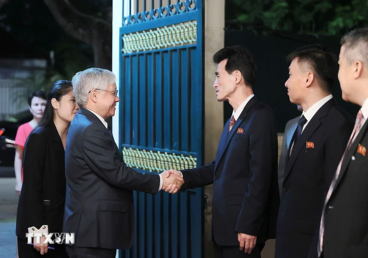Ông Đỗ Văn Chiến dự chiêu đãi kỷ niệm ngày thành lập Đảng Lao động Triều Tiên - Ảnh 1.