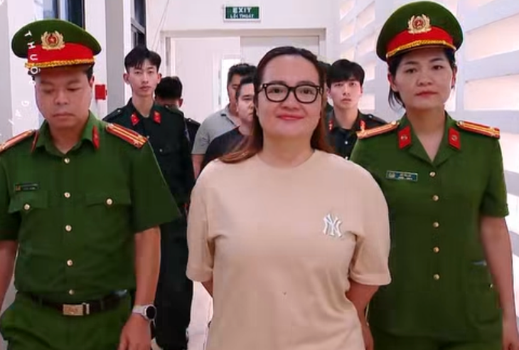 Bà Hoàng Hường khai gì tại cơ quan công an sau khi bị khởi tố? - Ảnh 1.
